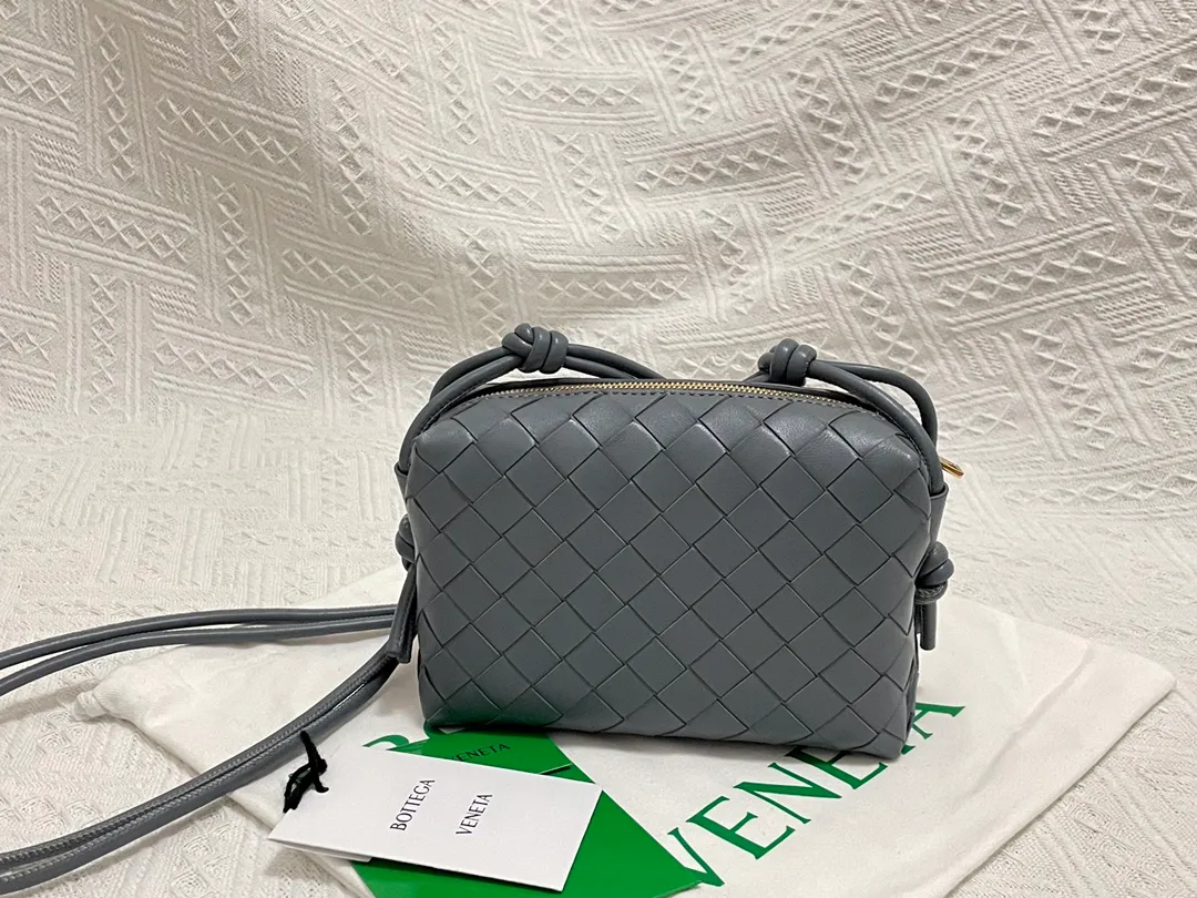 🔥Woven mini square bag, super cute. The body of the bag is made of imported sheepskin. It feels delicate, soft and light. The interior design is very practical. It is cute but does not affect its practicality. It has an adjustable leather drawstring. The style is relatively simple, but the back is more elegant. It is fashionable and has a retro charm. Size 17x10x6